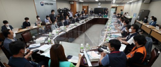 15일 오후 세종시 정부세종청사 최저임금위원회 회의실에서 열린 3차 전원회의에 사용자위원, 근로자위원, 공익위원이 모두 참석해 자리하고 있다. <연합뉴스>